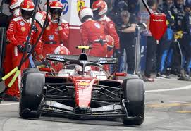 Lewis Hamilton ai box durante il Gran Premio di Suzuka