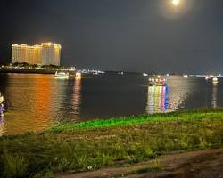 The lively riverside area in Phnom Penh at night