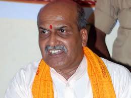 BJP &#39;dumps&#39; Pramod Muthalik within hours. Hubli (Kar), Mar 23: BJP was on Sunday left red-faced as it inducted Pramod Muthalik, the controversial chief of ... - 23-pramod-muthalik-600