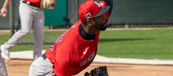 Aroldis Chapman shuts door for save in win over Giants