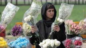 خبر روز | عکس از استایل چشم نواز و جسورانه پریناز ایزدیار در افتتاحیه زن و بچه | گلی شی