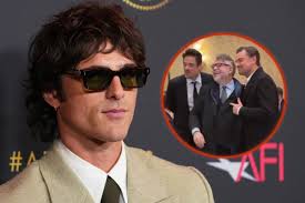 El divertido momento de Jacob Elordi con Leonardo DiCaprio, Benicio y Guillermo del Toro en los AFI Awards | VIDEO