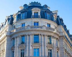Image de immeuble parisien haussmannien façade prestige professionnel