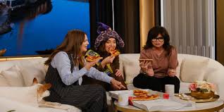 Aubrey Plaza Celebrates 'Most Famous Delawarean' Win on 'The Drew Barrymore Show'