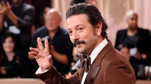 Diego Luna desfila junto a Marina de Tavira en la alfombra roja de los Golden Globes 2026