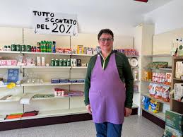 QUANDO CHIUDE UNA BOTTEGA DI PAESE: L’ALIMENTARI DI KETTY DAL PIVA E IL SILENZIO CHE AVANZA IN MONTAGNA