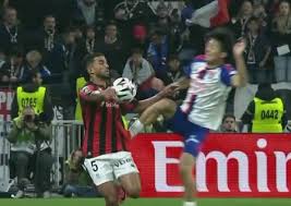 رابطة الدوري الفرنسي تعاقب لاعب ليون بسبب تدخله على محمد عبد المنعم