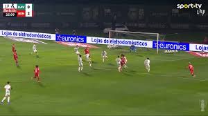 Qual ponta-de-lança... Ntoi faz golaço, mas engana-se na baliza