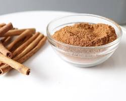 Image of Cinnamon sticks and powder