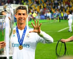 صورة كريستيانو رونالدو يرفع كأس دوري أبطال أوروبا مع ريال مدريد