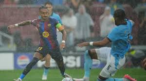 Raphinha para el tiempo antes de marcar un golazo