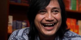Artis musik Katon Bagaskara hadir pada acara peluncuran buku berjudul Mari Bicara di Kinokuniya Plaza Senayan, Jakarta, Jumat (9/7/2010). TERKAIT: Katon ... - 1711276-katon-bagaskara-780x390
