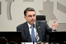 Flávio Bolsonaro faz campanha por CPI do Master, mas não assinou 1º pedido de investigação