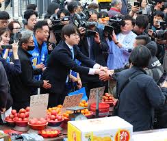 하정우 ‘악수 뒤 손 털기’ 논란…한동훈 “시민 무시”, 국힘 “오만”