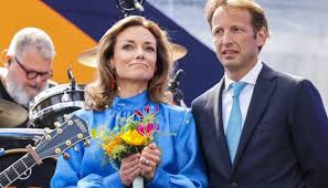Prins Floris en prinses Aimée onderweg naar Dokkum