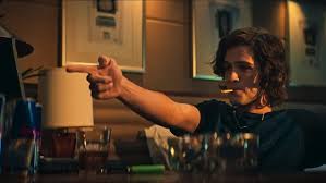 Nos cinemas com 'O Rei da Internet', João Guilherme comenta estilo do filme: 'Tudo parece surreal'