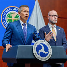 Apagón Gubernamental en EE.UU. Amenaza con Caos Aéreo: Alerta del Secretario de Transporte