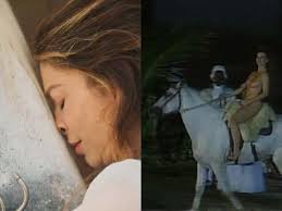 Duas imagens: mulher loira deitada com olhos fechados e outra mulher em um cavalo branco com um homem ao lado.