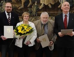 Anneliese Schreiber bekommt die Goldene Ehrennadel ...