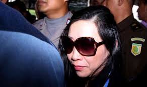 Sherny Kojongian dikawal petugas kepolisian saat tiba di Bandara Seokarno Hatta, Tangerang, Banten, Rabu (13/6). A+ | Reset | A-. REPUBLIKA.CO. - sherny-kojongian-dikawal-petugas-kepolisian-saat-tiba-di-_120613150053-609