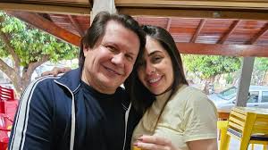 Quem é a mulher que chegou de mãos dadas com Giovani em aniversário