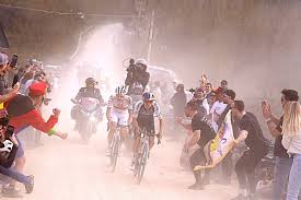 Pogacar busca vitória histórica na Strade Bianche; Van Aert, Pidcock e Kopecky lideram lista de estrelas