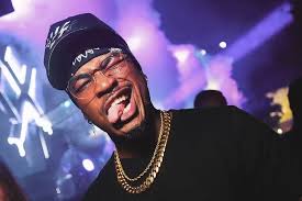 Antes de se apresentar no Rock in Rio, Ne-Yo curte balada no centro da cidade