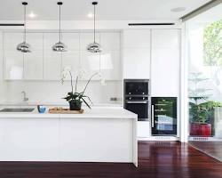 Gambar Dapur estetik minimalis klasik dengan kitchen set kayu dan lampu gantung kristal