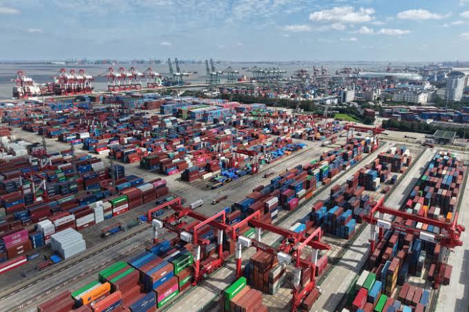 Trump White House says China avoids billions in tariffs by rerouting goods; report estimates $19B–$26B in losses, with Canada and EU as enablers