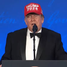 Em evento com jornalistas, Trump brinca que disputará eleição de 2028