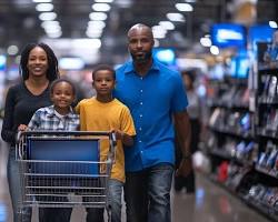Family enjoying shopping togetherの画像