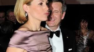 Bundespresseball: <b>Bettina Wulff</b> zog Blicke auf sich - Bettina-Wulff-und-ihr-Mann-Bundespraesident-Christian-Wulff