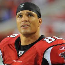 Tony Gonzalez is the x-factor on this play. Having a hall-of-fame tight end comes with some benefits and Gonzalez showed off his outstanding awareness and ... - tonygonzalez