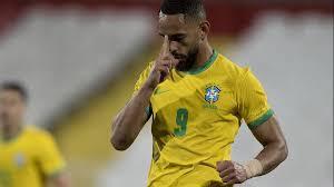Filho de Matheus Cunha encanta web ao torcer pelo pai antes de jogo da Seleção