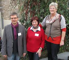 Pfarrer Jürgen Harder mit Gisela Hümmer und Gisela Lippert, den ...