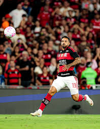 Danilo é encaminhado a hospital após sofrer impacto na face em clássico entre Flamengo e Fluminense