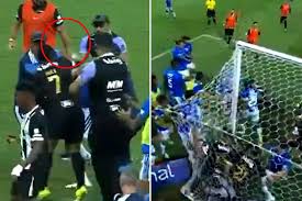 Escandaloso golpe de Hulk y trifulca en clásico Cruzeiro - Mineiro
