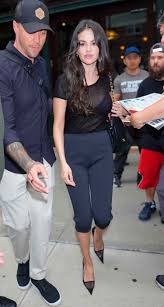 Selena Gomez’s French-Girl Pants Are Better Than Your Basic Trousers—and Kendall Jenner Seems to Agree
