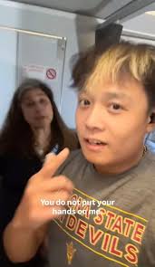 Vaping Drama: SA Influencer Kicked Off Flight After Lavatory Vape Sesh! - Imagen principal del artículo