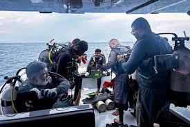 A Maldivian military diver has died while searching for the bodies of four Italian divers