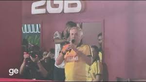 Carlo Ancelotti curte carnaval de Salvador, recebe recado de Bell e ri com pedido de Léo Santana