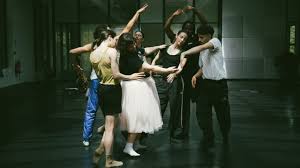 Benjamin Millepied torna in Italia con Summerland, la nuova pièce nata dalla collaborazione con November Ultra: «È lei a ispirare la scena con le sue canzoni»