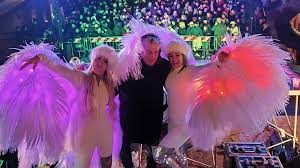 Le mille luci dei Trepponti. E sulla barca salgono i temerari di San Silvestro