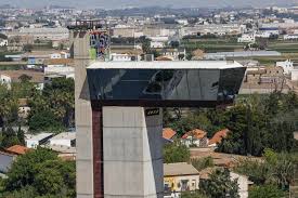 La torre Miramar de Valencia: la rotonda "más cara de España" con un ascensor que no funciona y un mirador cerrado