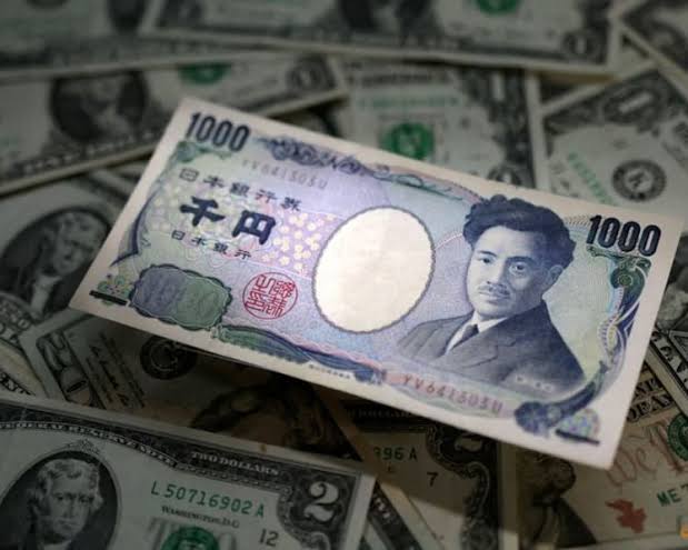 Dollar gains on rate hike expectations as yen retreats past 160 for third straight session; BOJ under pressure to act