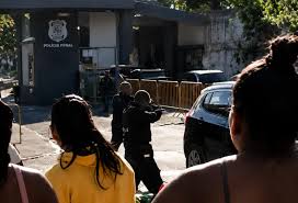 Fuga de policial penal termina com tiros em presídio de Bangu