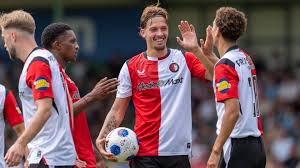 Feyenoord luidt nieuw Van Bronckhorst-tijdperk in met klinkende zege aan de Krommedijk