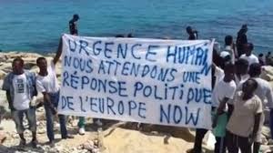 Risultati immagini per profughi scogli ventimiglia