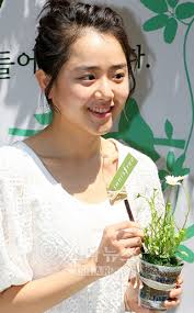 “Cô dâu nhỏ xinh” Moon Geun Young trở lại - Giải trí - Dân trí - moon110610