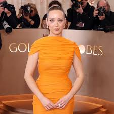 Laufey Corrects Photographer Calling Her Megan at Golden Globes